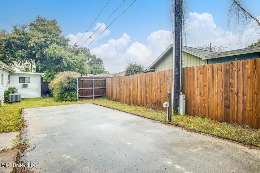 Just a couple of blocks from the beach and an easy walk to - photo 40