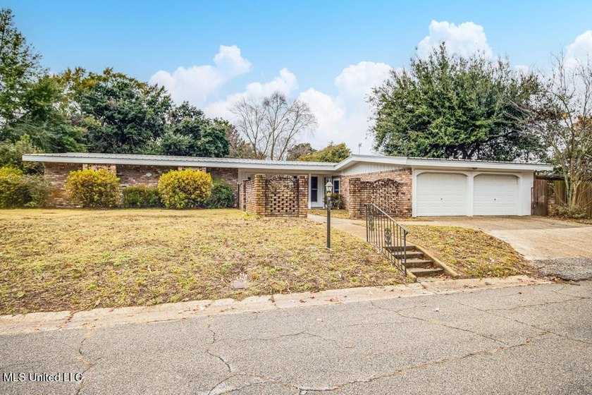 Just a couple of blocks from the beach and an easy walk to - photo 41