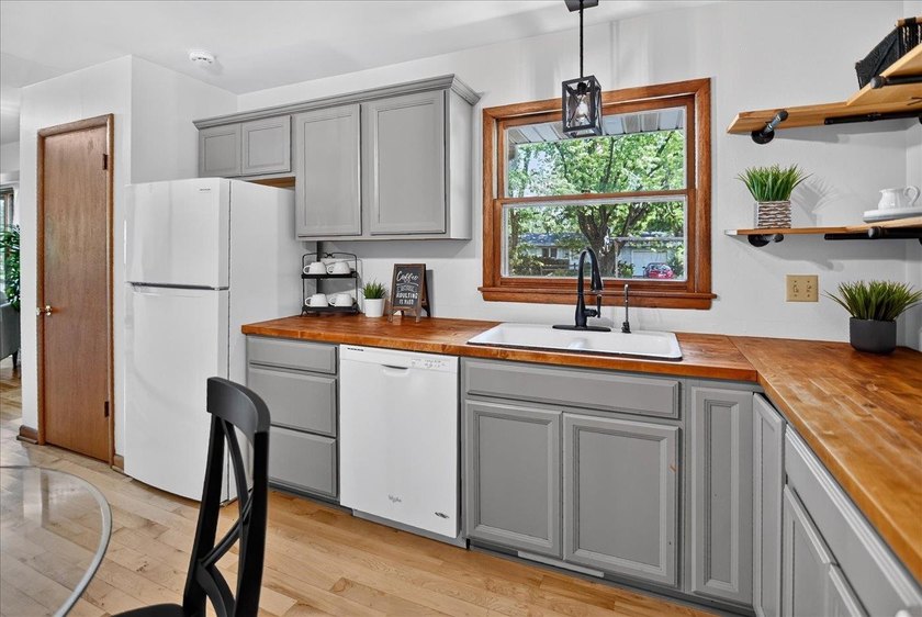 Incredible value awaits the new owner of this Northside ranch - photo 14