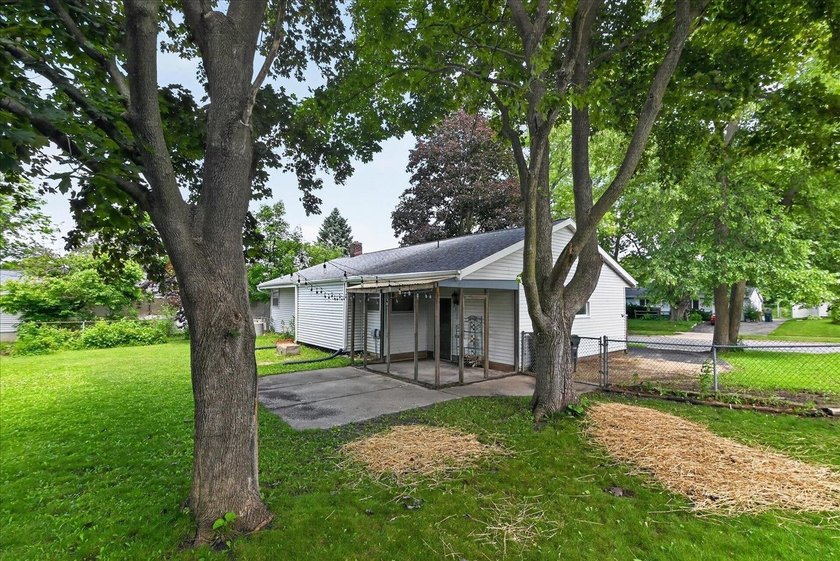 Incredible value awaits the new owner of this Northside ranch - photo 44
