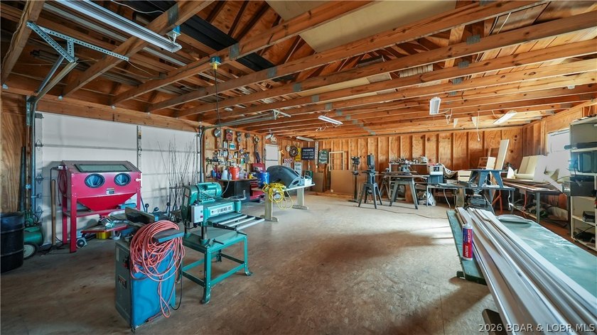 A must-see 10 Bedroom waterfront home. Check out this rare find - photo 11