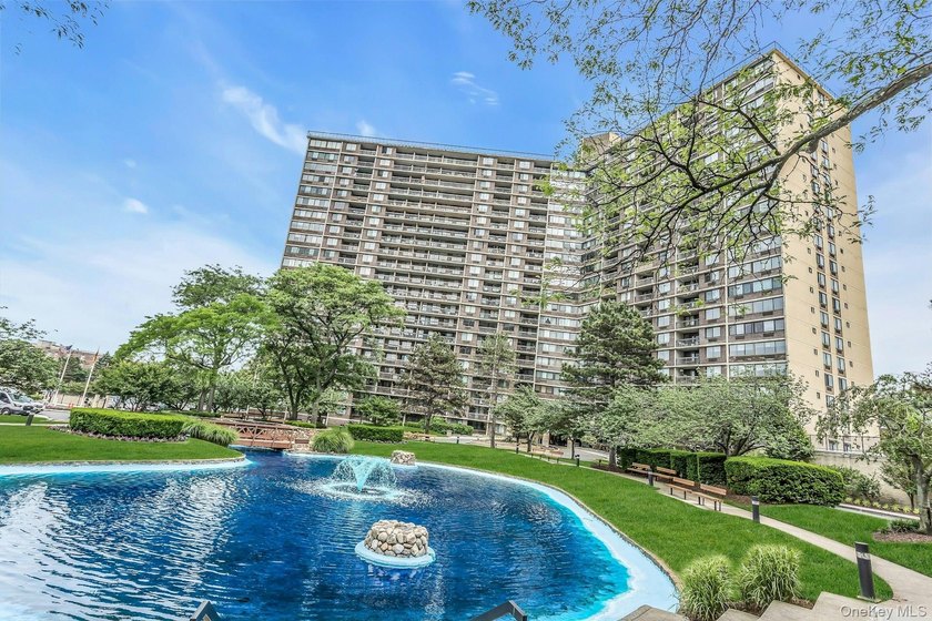 Beautiful *F* Line one bedroom unit with a terrace and a nice - photo 2