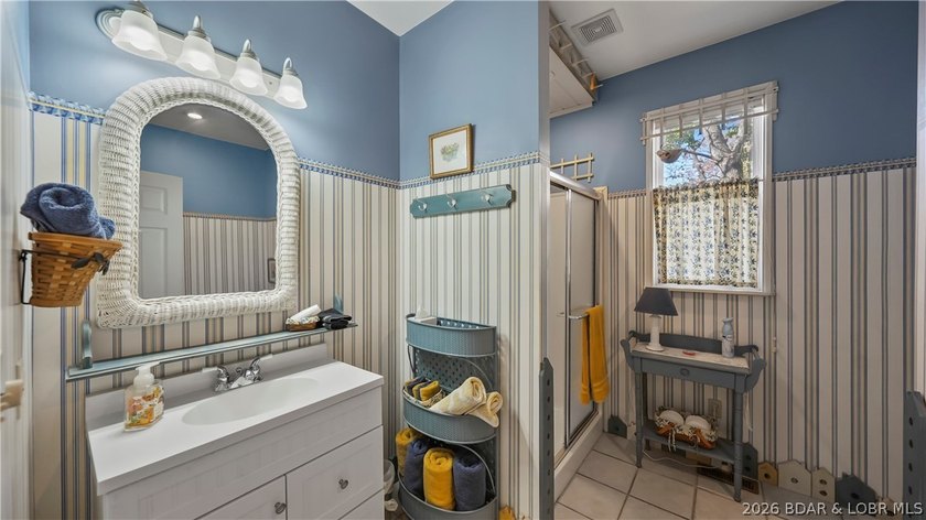 A must-see 10 Bedroom waterfront home. Check out this rare find - photo 16