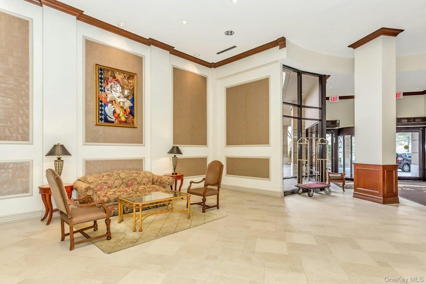 Beautiful *F* Line one bedroom unit with a terrace and a nice - photo 6