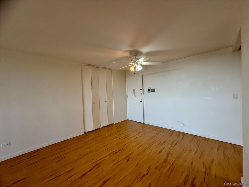 Beautiful *F* Line one bedroom unit with a terrace and a nice - photo 7