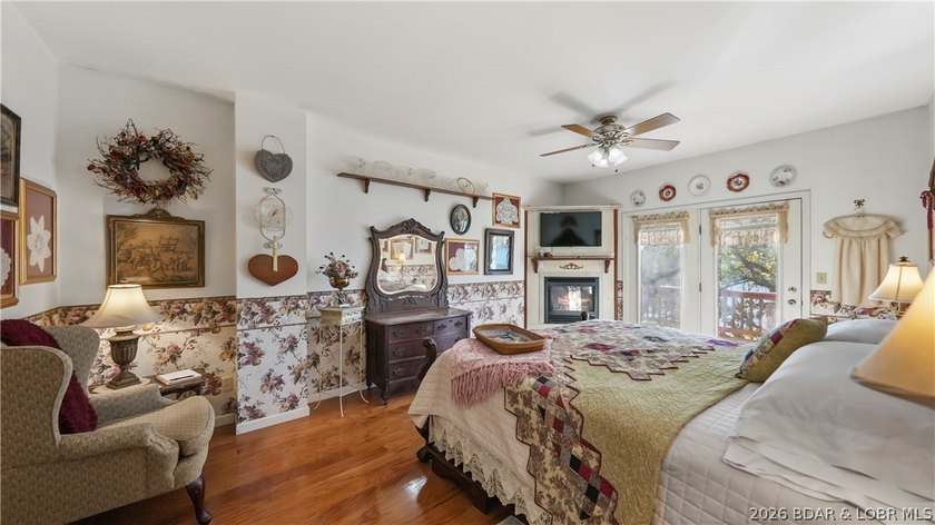 A must-see 10 Bedroom waterfront home. Check out this rare find - photo 18