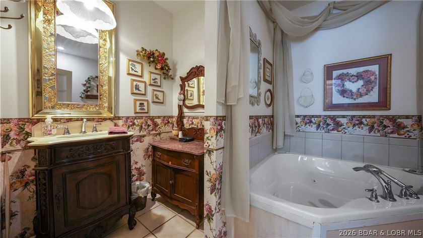 A must-see 10 Bedroom waterfront home. Check out this rare find - photo 19