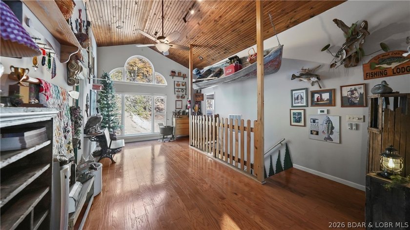 A must-see 10 Bedroom waterfront home. Check out this rare find - photo 20