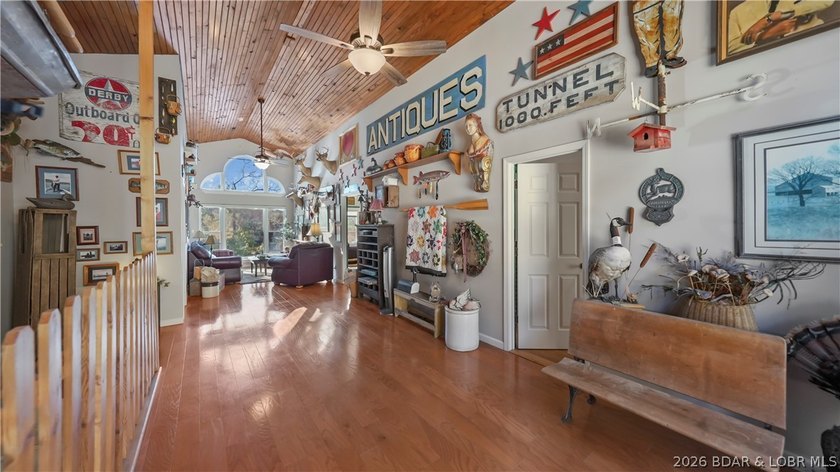 A must-see 10 Bedroom waterfront home. Check out this rare find - photo 21