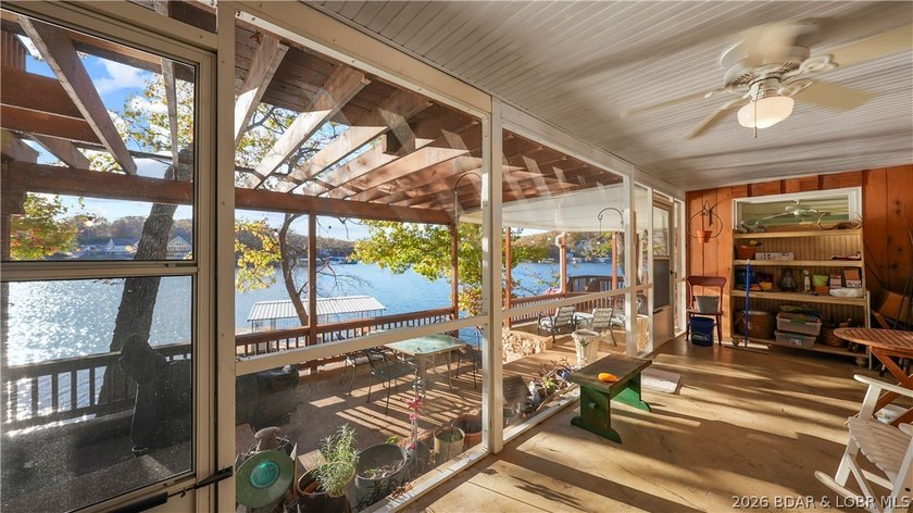 A must-see 10 Bedroom waterfront home. Check out this rare find - photo 26