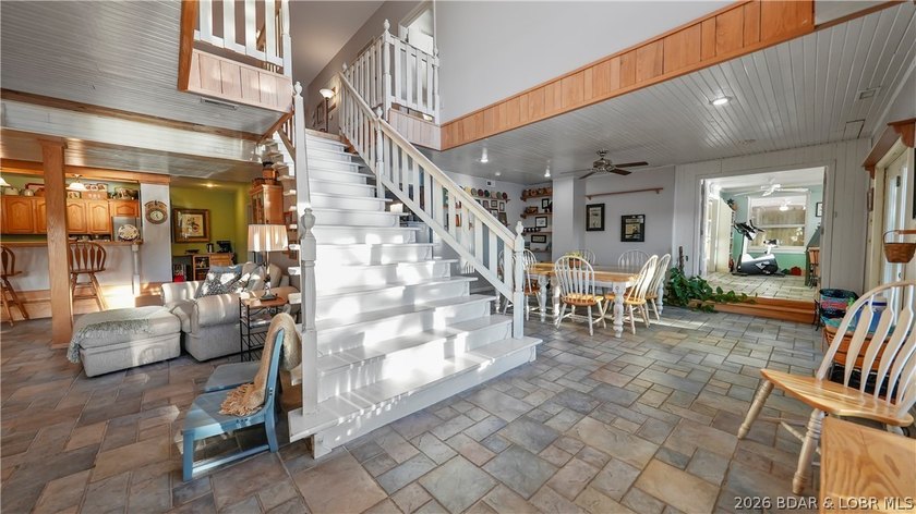 A must-see 10 Bedroom waterfront home. Check out this rare find - photo 28
