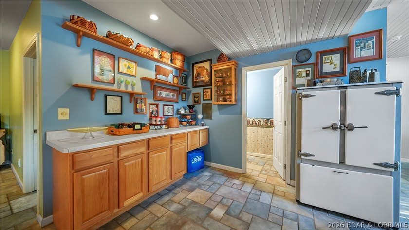 A must-see 10 Bedroom waterfront home. Check out this rare find - photo 30