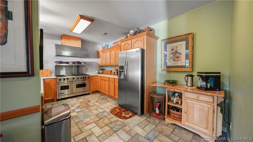 A must-see 10 Bedroom waterfront home. Check out this rare find - photo 31