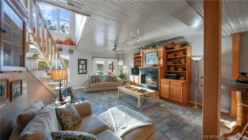 A must-see 10 Bedroom waterfront home. Check out this rare find - photo 32