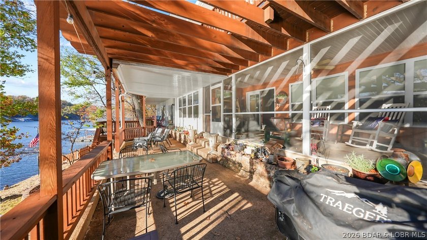 A must-see 10 Bedroom waterfront home. Check out this rare find - photo 36
