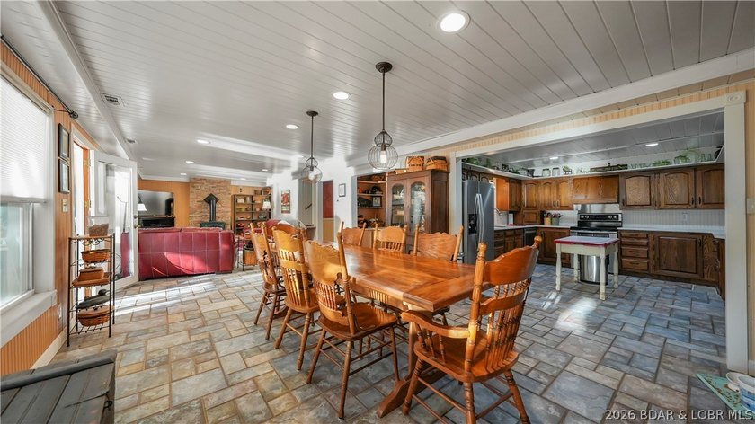 A must-see 10 Bedroom waterfront home. Check out this rare find - photo 38