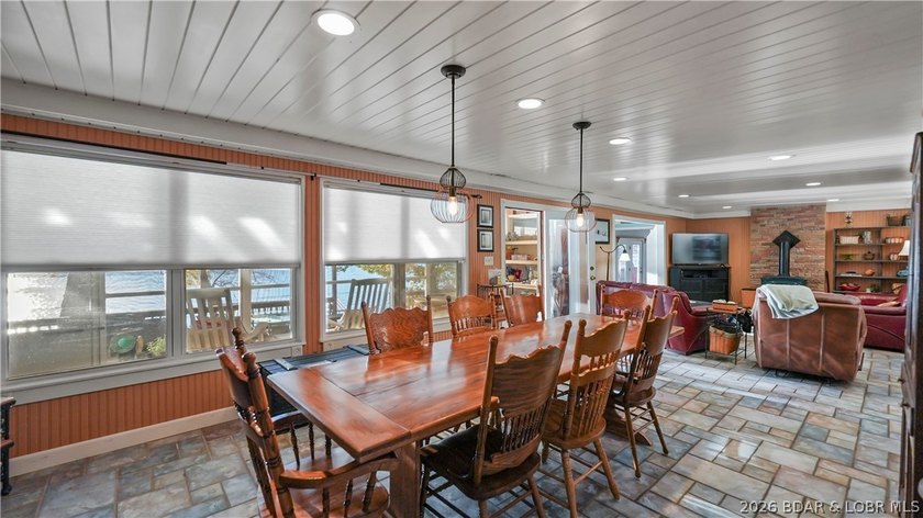 A must-see 10 Bedroom waterfront home. Check out this rare find - photo 39