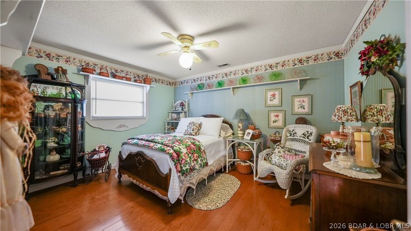 A must-see 10 Bedroom waterfront home. Check out this rare find - photo 41