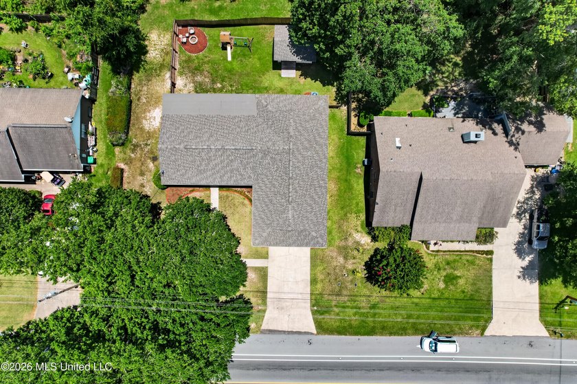 This well kept home is located close to shopping as well as golf - photo 41