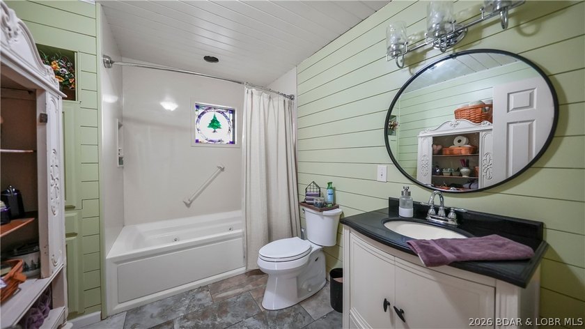 A must-see 10 Bedroom waterfront home. Check out this rare find - photo 42