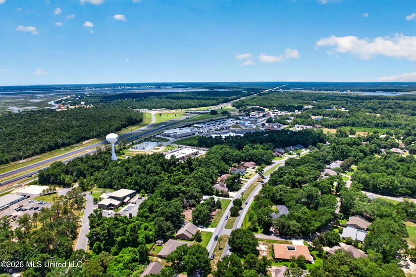This well kept home is located close to shopping as well as golf - photo 44