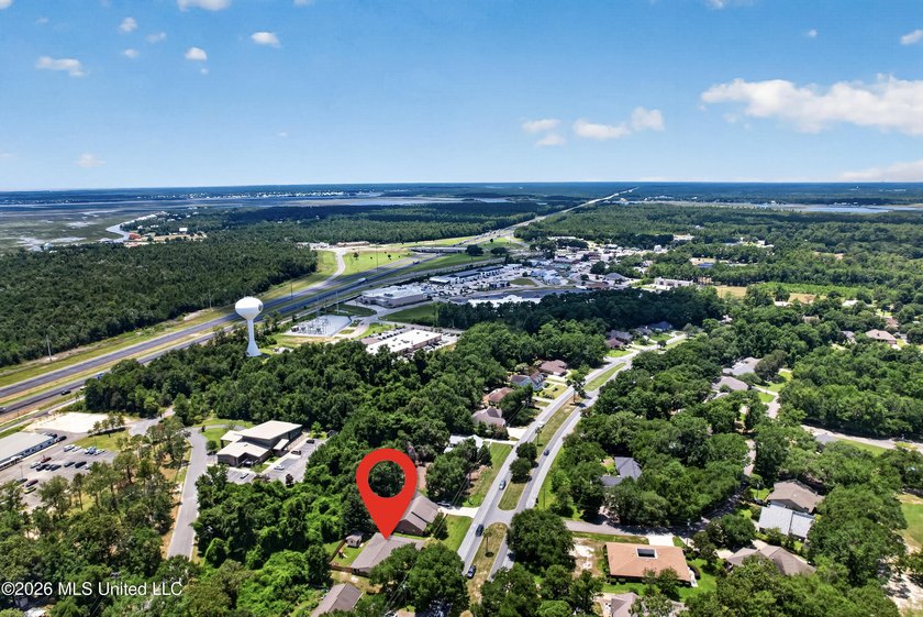 This well kept home is located close to shopping as well as golf - photo 46