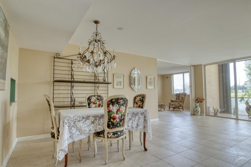HUGE FIRST FLOOR 2/2 CONDO with a den that can be converted into - photo 2