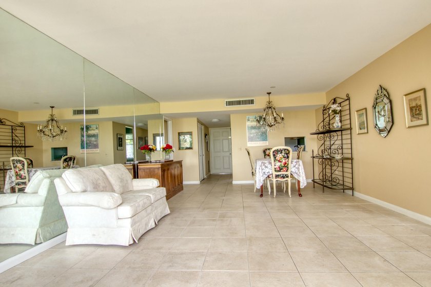 HUGE FIRST FLOOR 2/2 CONDO with a den that can be converted into - photo 3