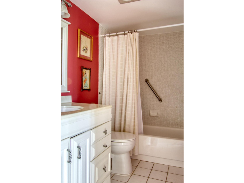HUGE FIRST FLOOR 2/2 CONDO with a den that can be converted into - photo 6