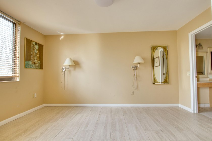 HUGE FIRST FLOOR 2/2 CONDO with a den that can be converted into - photo 8