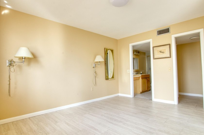 HUGE FIRST FLOOR 2/2 CONDO with a den that can be converted into - photo 9