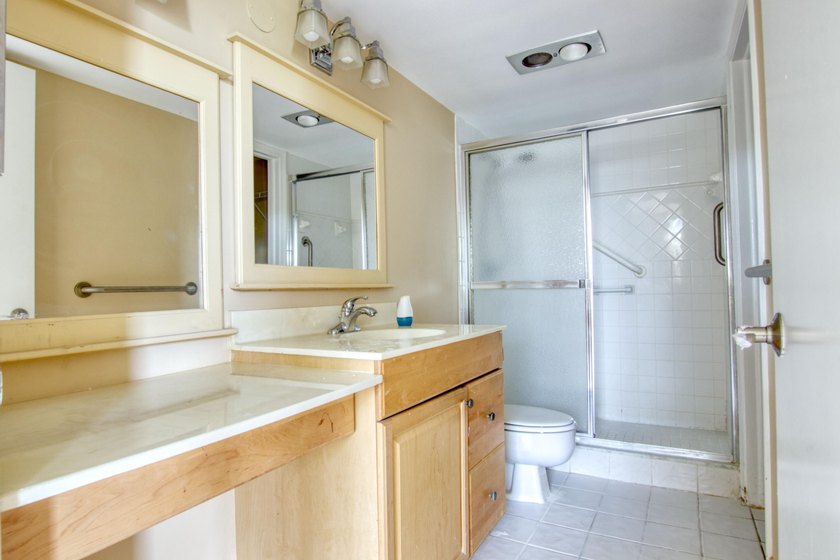 HUGE FIRST FLOOR 2/2 CONDO with a den that can be converted into - photo 10