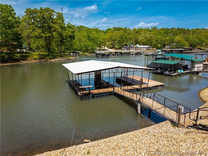 Cove location with 100 feet of lakefront, this beautifully - photo 32