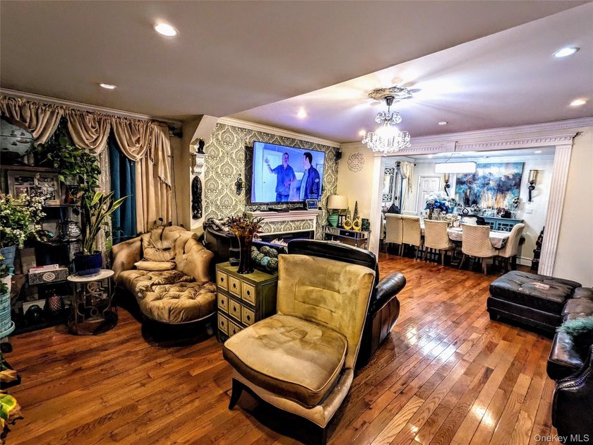 Beautifully Renovated Detached Colonial - This stunning - photo 2