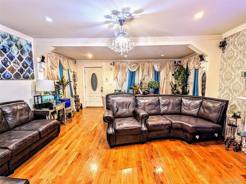 Beautifully Renovated Detached Colonial - This stunning - photo 4