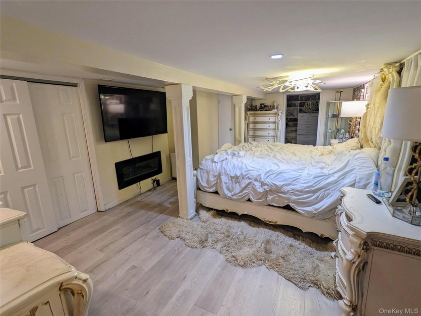 Beautifully Renovated Detached Colonial - This stunning - photo 8