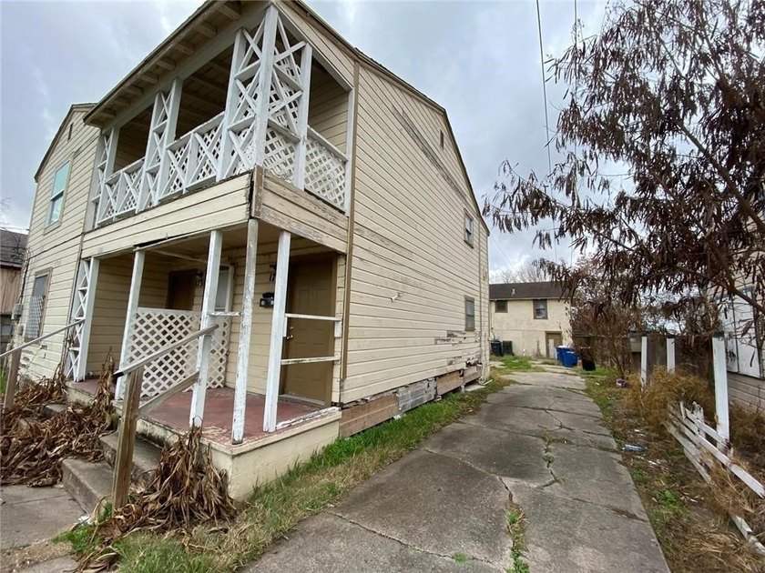 Prime Investor Opportunity: 3-Unit Fixer-Upper with Value-Add - photo 2