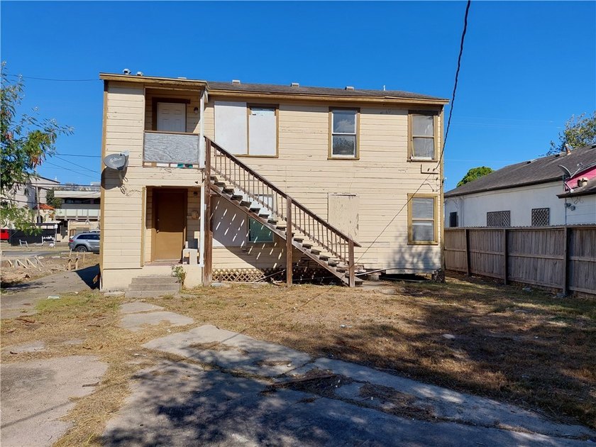 Prime Investor Opportunity: 3-Unit Fixer-Upper with Value-Add - photo 4