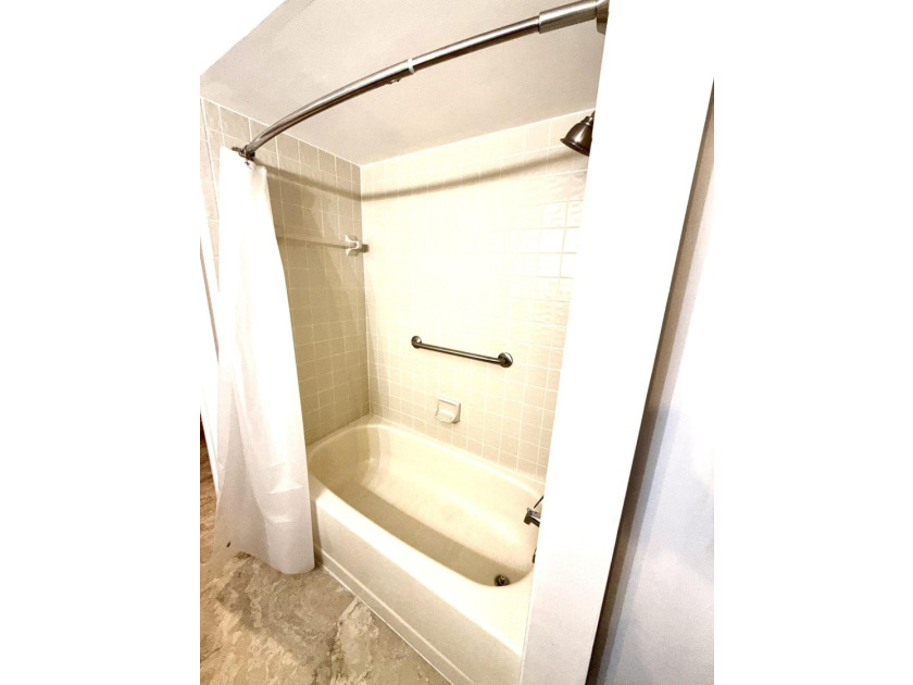 Beautifully upgraded 6th-floor condo in desirable Huntington - photo 15