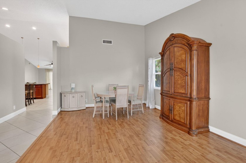 Welcome to this charming three-bedroom, two-bathroom - photo 11