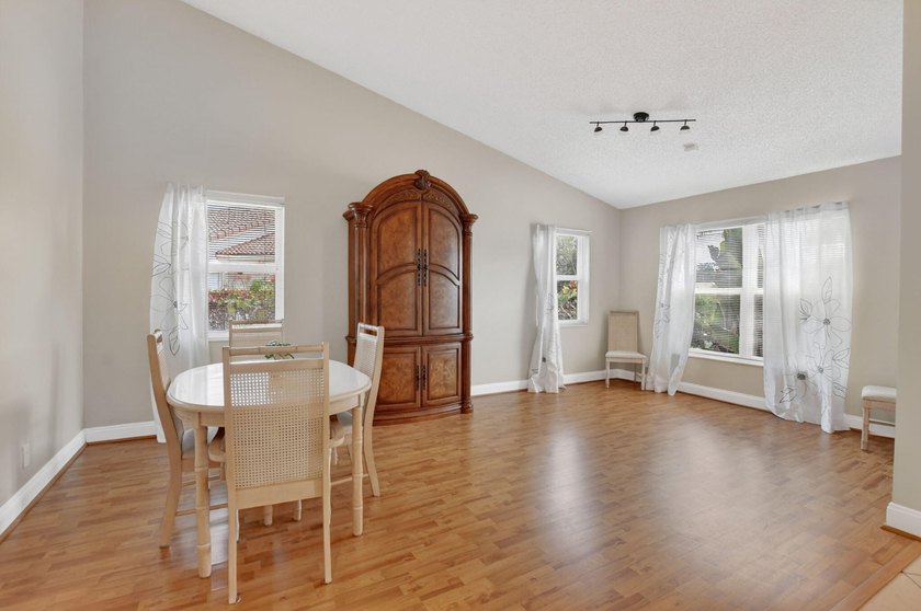 Welcome to this charming three-bedroom, two-bathroom - photo 13