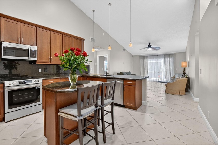 Welcome to this charming three-bedroom, two-bathroom - photo 14