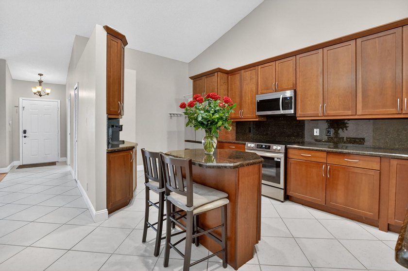 Welcome to this charming three-bedroom, two-bathroom - photo 15