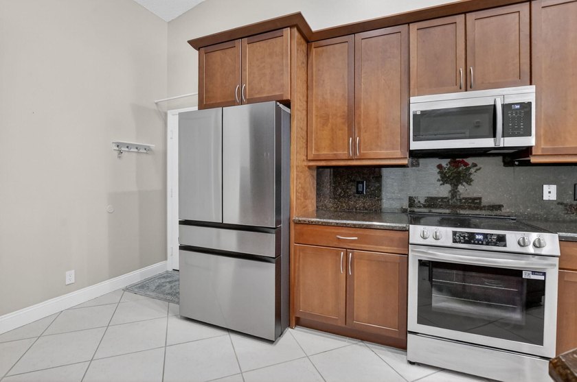 Welcome to this charming three-bedroom, two-bathroom - photo 18