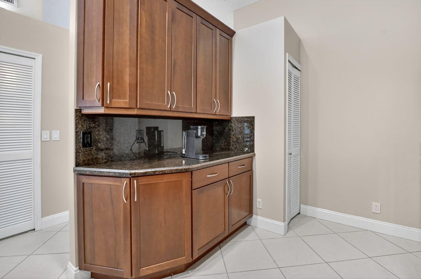 Welcome to this charming three-bedroom, two-bathroom - photo 19