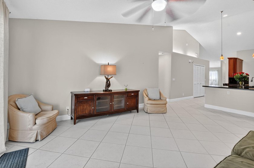 Welcome to this charming three-bedroom, two-bathroom - photo 24