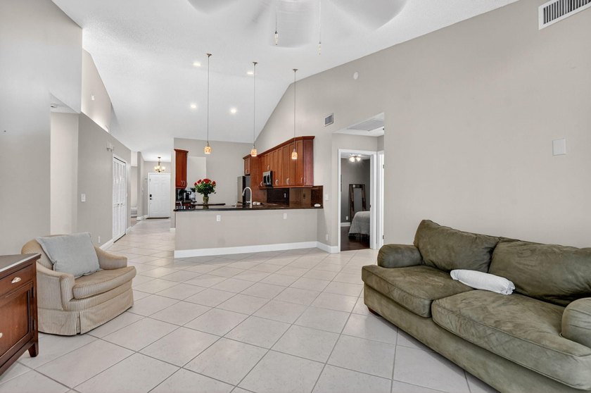Welcome to this charming three-bedroom, two-bathroom - photo 25