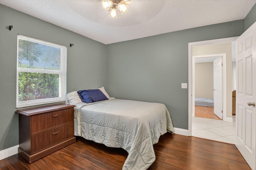 Welcome to this charming three-bedroom, two-bathroom - photo 27