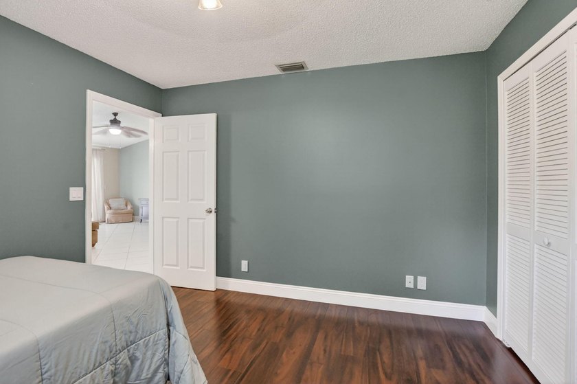 Welcome to this charming three-bedroom, two-bathroom - photo 28