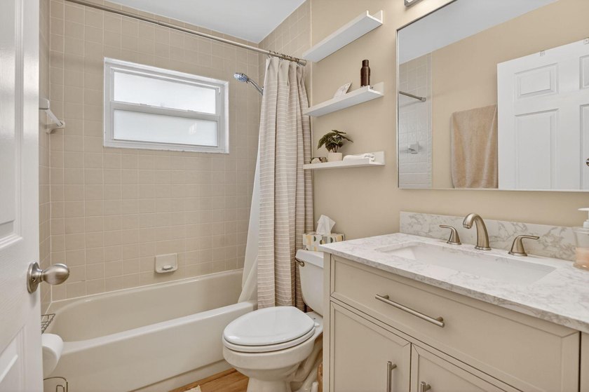 Welcome to this charming three-bedroom, two-bathroom - photo 29